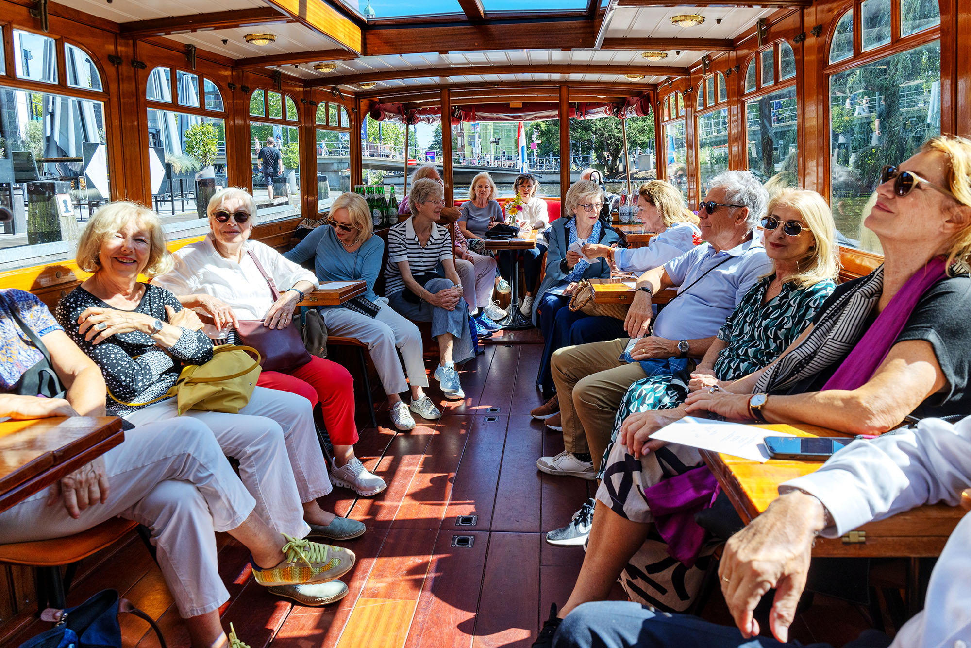 Die Gruppe an Bord eines historischen Grachtenboots