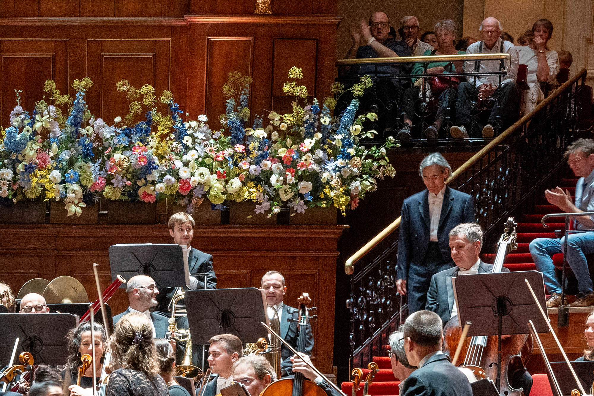 Kent Nagano kommt die Treppe zur Bühne herunter