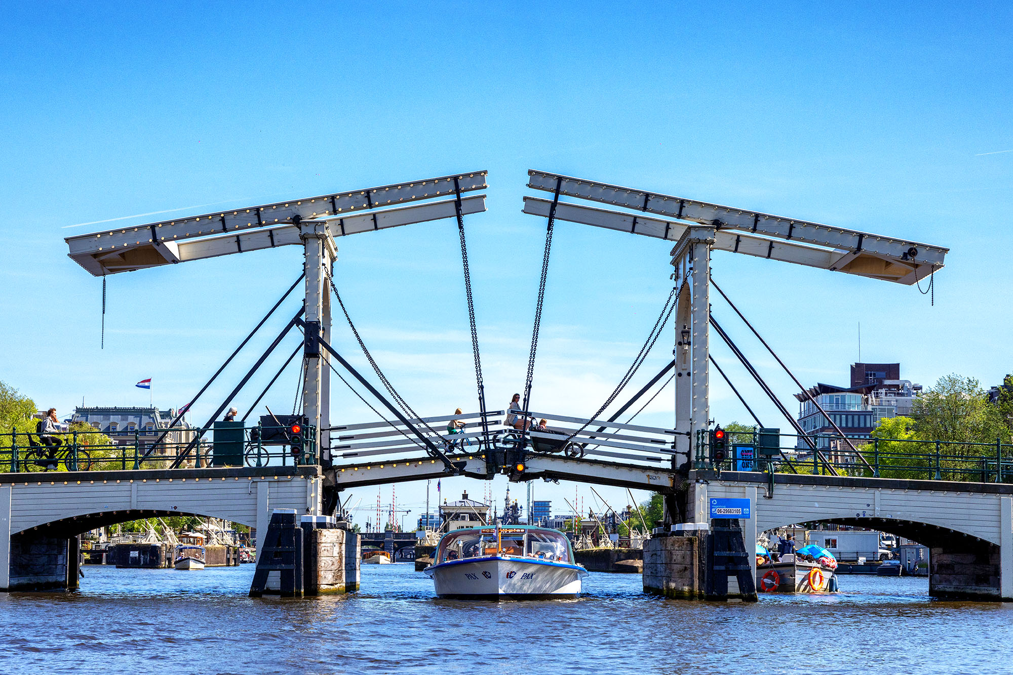 Geöffnete Zugbrücke über der Amstel