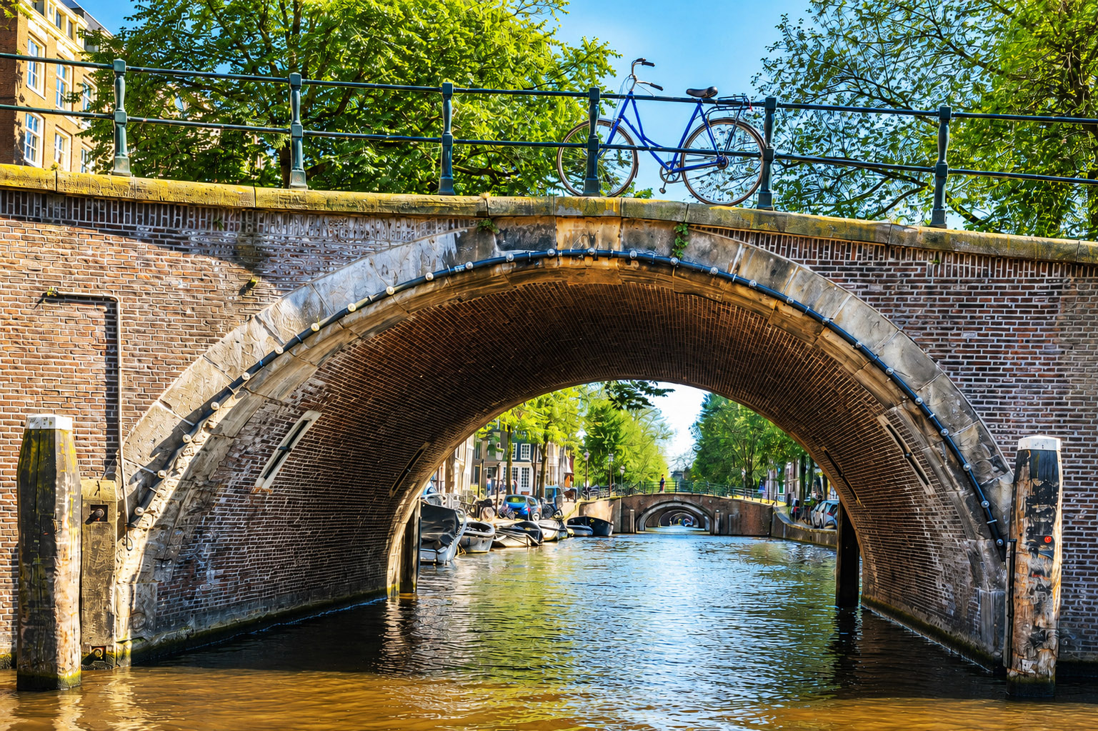 Backsteinbrücke über eine Amsterdamer Gracht