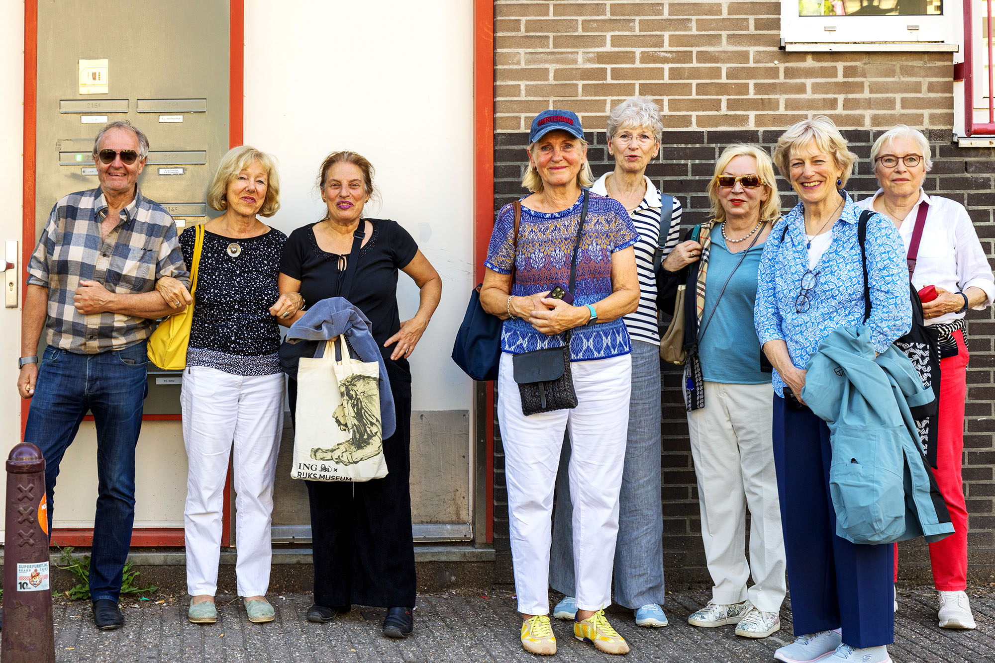 Reisegruppe des DSO-Förderkreis vor einem Amsterdamer Haus